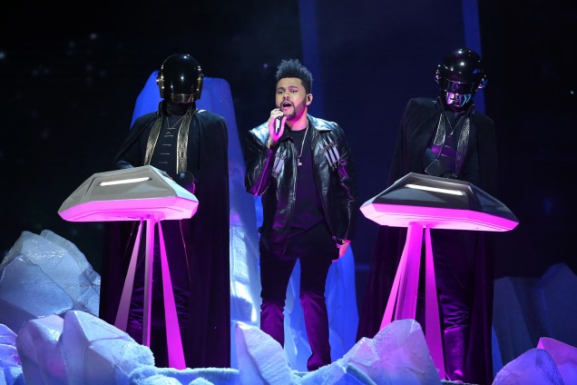 The Weeknd se apresenta ao lado da dupla Daft Punk durante a cerimônia da 59ª edição do Grammy, em Los Angeles, nos Estados Unidos - 12/02/2017