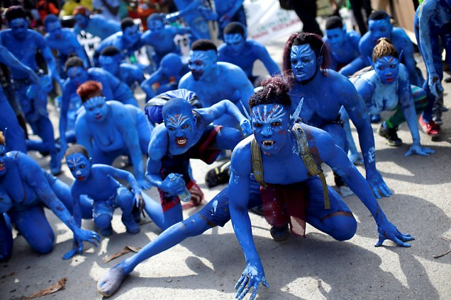 Carnaval pelo mundo - Haiti: Haitianos se fantasiam de personagens do filme "Avatar", de James Cameron, durante o Carnaval de Jacmel, cidade próxima a Porto Príncipe - 19/02/2017