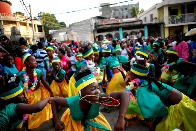 Carnaval pelo mundo - Haiti: Foliões dançam nas ruas durante o Carnaval de Jacmel, cidade próxima a Porto Príncipe - 19/02/2017