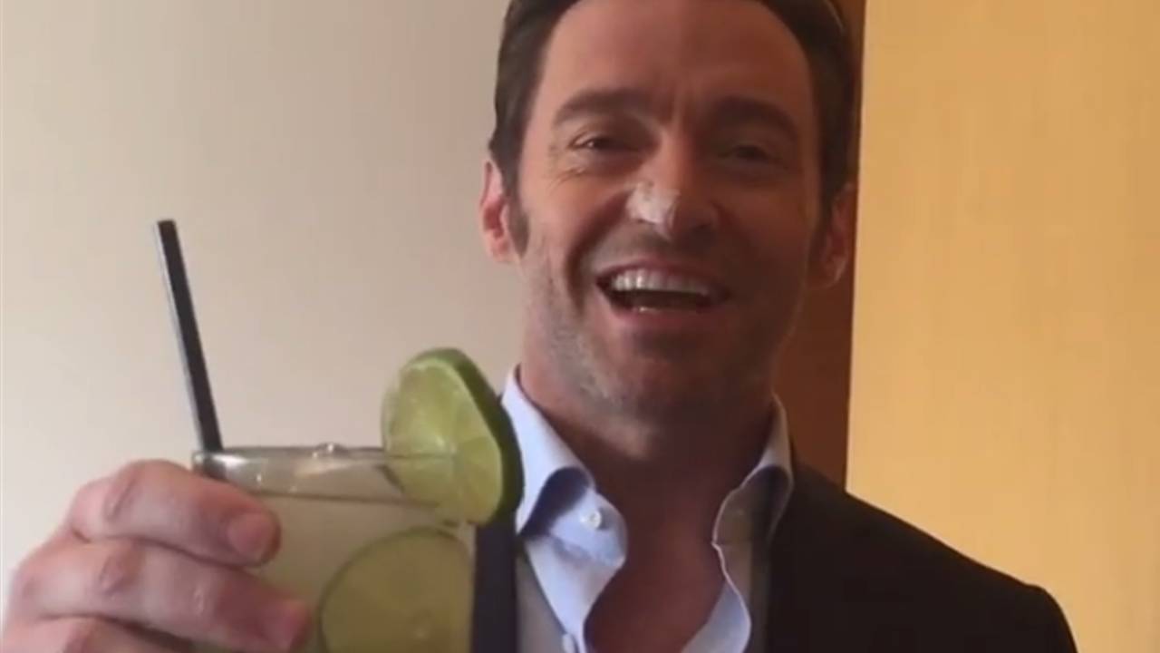 Hugh Jackman bebe caipirinha no Brasil