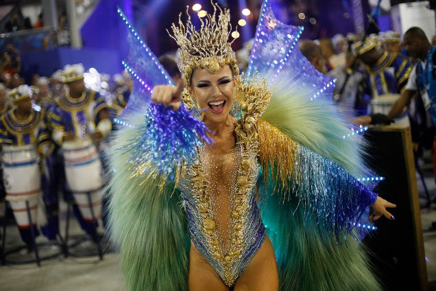 A rainha de bateria da União da Ilha do Governador, Tânia Oliveira, durante a segunda noite de desfiles na Marquês de Sapucaí - 27/02/2017