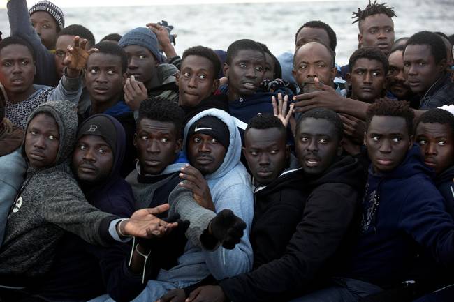 Imigrantes sub-saharianos são vistos a bordo de um barco superlotado, durante uma operação de resgate da ONG espanhola Proactiva Open Arms, no Mar Mediterrâneo, a 21 milhas ao norte da cidade litorânea libanesa de Sabratha Imigrantes sub-saharianos são vistos a bordo de um barco superlotado, durante uma operação de resgate da ONG espanhola Proactiva Open Arms, no Mar Mediterrâneo, a 21 milhas ao norte da cidade litorânea libanesa de Sabratha