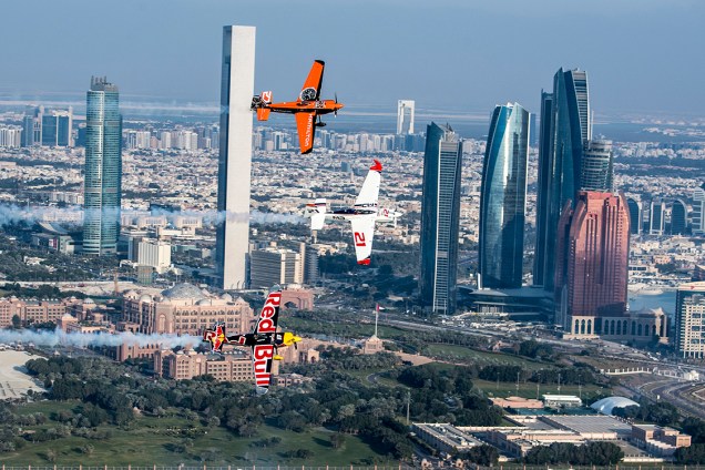 Piloto alemão, Matthias Dolderer, o tcheco Martin Sonka e o francês Nicolas Ivanoff disputam primeiro lugar em campeonato de corrida aérea patrocinado pela Red Bull em Abu Dhabi, Emirados Árabes - 07/02/2017