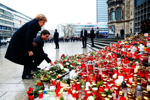 A chanceler da Alemanha, Angela Merkel, e Justin Trudeau, primeiro-ministro canadense, visitam a praça Breitscheidplatz, em Berlim na Alemanha, que sofreu um ataque terrorista no fim de 2016 - 17/02/2017