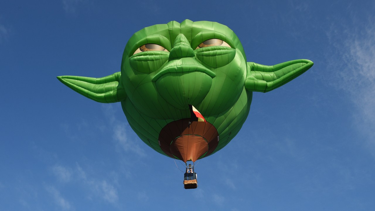 Balão no formado da personagem Mestre Yoda, dos filmes Star Wars, sobrevoa a cidade de Manila durante Festival Internacional de Balões de Ar Quente, nas Filipinas