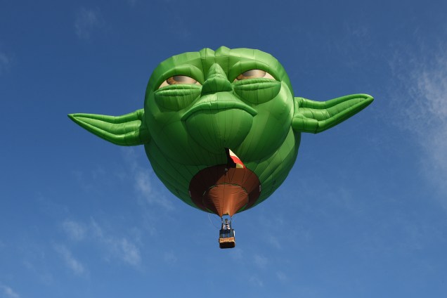 Balão no formado da personagem Mestre Yoda, dos filmes Star Wars, sobrevoa a cidade de Manila durante Festival Internacional de Balões de Ar Quente, nas Filipinas - 09/02/2017