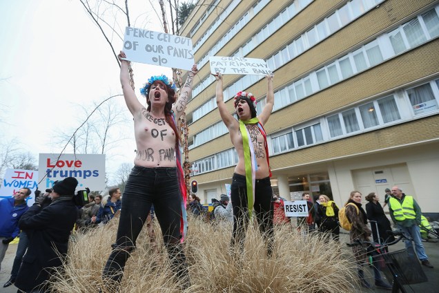 Grupo feminista protesta contra a visita do vice-presidente americano, Mike Pence, em Bruxelas, Bélgica - 20/02/2017