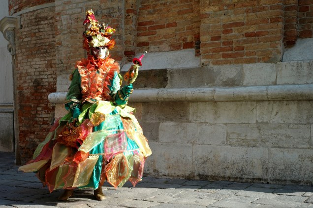 Foliã mascarada fotografada durante o Carnaval de Veneza, na Itália - 20/02/2017