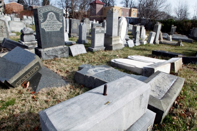 Lápides ficam no chão depois de um ataque de vândalos a um cemitério judeu, na Filadélfia, no estado americano da Pensilvânia - 27/02/2017