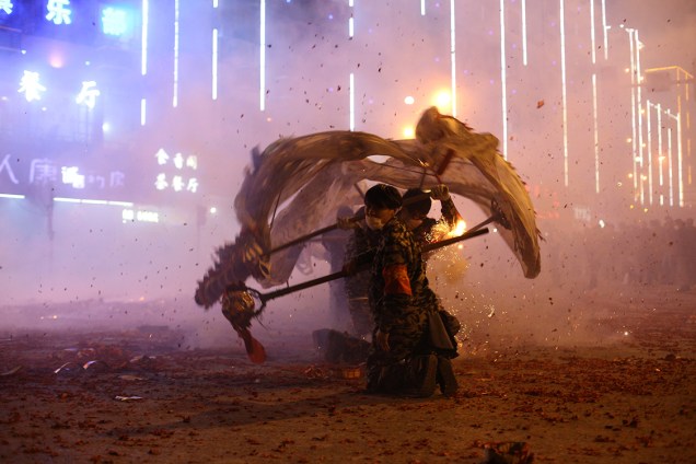 Pessoas fazem performances com dragão decorativo durante o festival de lanternas chinesas que acontece em Fuchuan, China - 10/02/2017