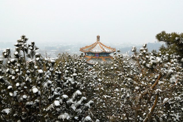 Neve cobre telhados na Cidade Proibida em Pequim, China - 22/02/2017