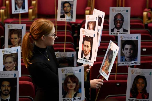 Retratos dos convidados são colocados nos assentos durante os preparativos para a premiação da Academia Britânica de Cinema e Televisão Awards (Bafta) no Royal Albert Hall em Londres - 09/02/2017 Retratos dos convidados são colocados nos assentos durante os preparativos para a premiação da Academia Britânica de Cinema e Televisão Awards (Bafta) no Royal Albert Hall em Londres - 09/02/2017
