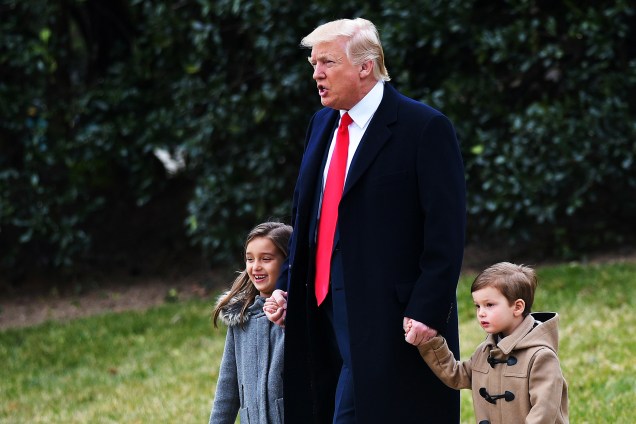 O presidente dos Estados Unidos, Donald Trump, passeia com os netos Arabella e Joseph Kushner na Casa Branca, em Washington, DC - 17/02/2017