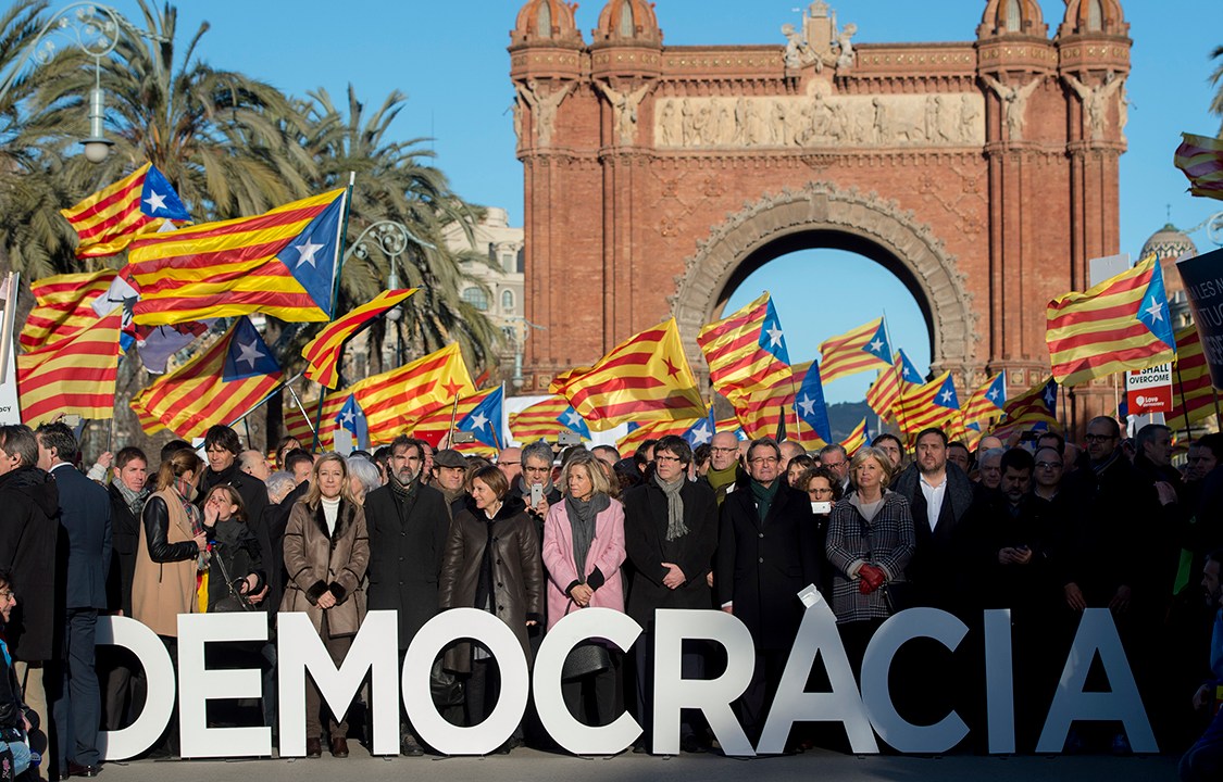 Membros do Partido Democrata da região da Catalunha, na Espanha, protestam em defesa de Artur Mas, ex-presidente catalão, acusado de desobediência civil e mal uso de dinheiro público, em Barcelona