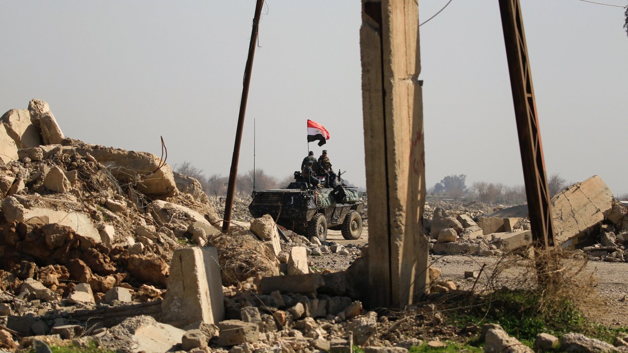 Forças iraquianas expulsam militantes do EI do aeroporto de Mosul