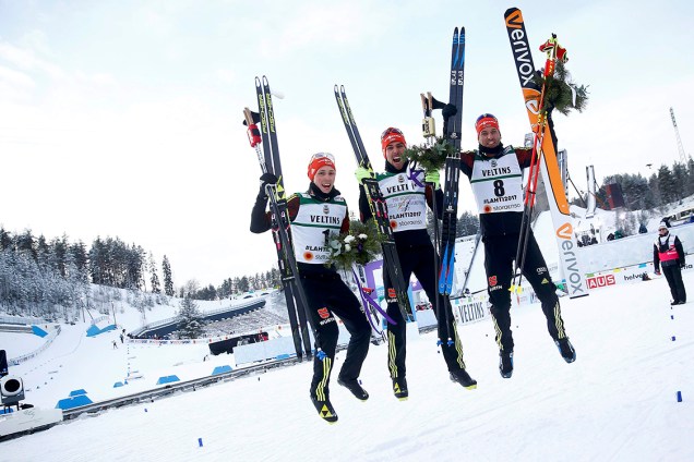 Primeiro colocado no campeonato nórdico de esqui, Johannes Rydzek, comemora com seus compatriotas após competição - 24/02/2017