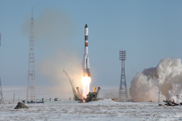 O foguete russo Soyuz, que transporta a nave espacial Progress, é lançado para a Estação Espacial Internacional a partir do cosmódromo de Baikonur, no Cazaquistão - 22/02/2017