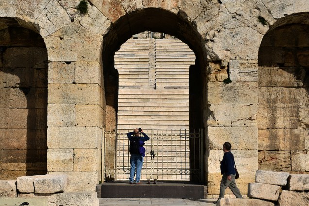 Turista fotografa entrada do teatro Herodos Atticus durante greve de guardas que já dura 24 horas em Atenas, Grécia - 20/02/2017
