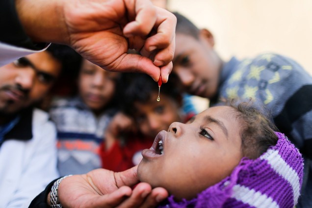 Garota recebe vitamina A em gotas durante campanha de vacinação em Sanaa, no Iêmen - 20/02/2017