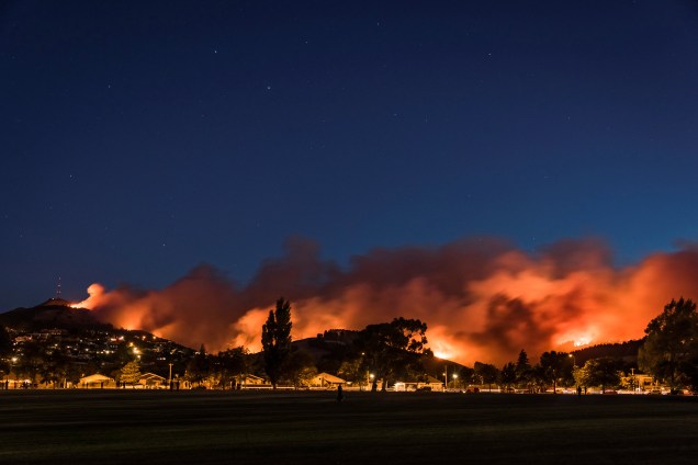 Incêndio florestal de grandes proporções ameaça a cidade de Christchurch, na Nova Zelândia - 16/02/2017