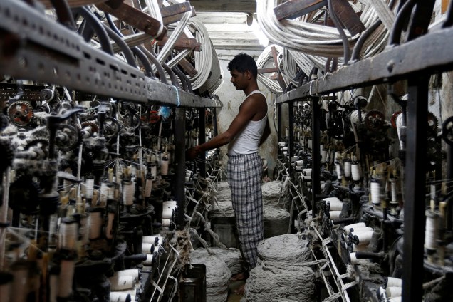 Funcionário trabalha em fábrica de vestuários na região central de Mumbai, na Índia - 28/02/2017
