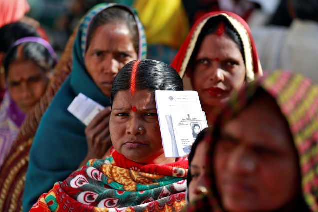 Mulheres enfileiradas aguardam sua vez de votar na eleição da assembleia do estado em Ayodhya, Índia - 27/02/2017