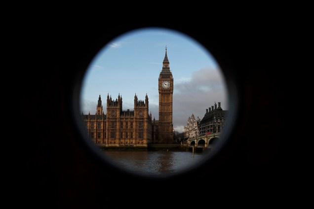 Parlamento inglês visto através de um telescópio quebrado, em Londres - 20/02/2017