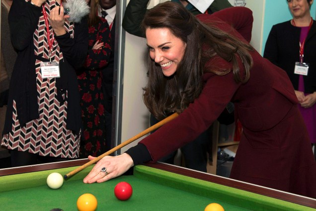Kate Middleton, Duquesa de Cambridge, joga bilhar durante visita ao MIST, um projeto que auxilia na saúde mental de crianças e adolescentes em Gales, Reino Unido - 22/02/2017