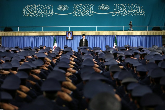 O Líder Supremo do Irã, Aiatolá Ali Khamenei, chega para proferir um discurso em uma reunião com comandantes militares em Teerã, Irã - 07/02/2017