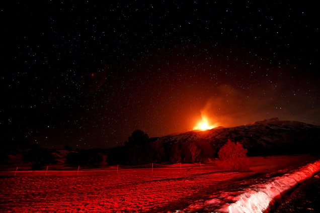 O vulcão Etna, o maior e mais ativo da Europa, expele lava na região da Sicília, Itália - 28/02/2017
