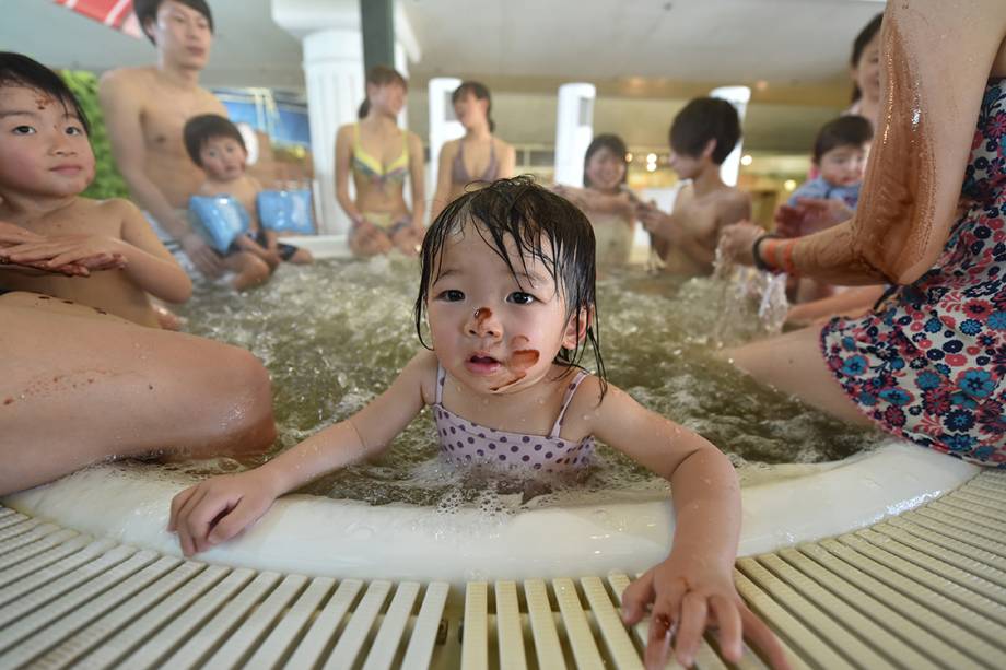 Visitantes aproveitam banho relaxante em "Spa de Chocolate", em Kanagawa, no Japão - 13/02/2017
