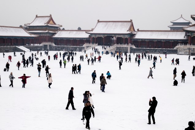 Pessoas andam na neve na Cidade Proibida após a visita do primeiro-ministro francês Bernard Cazeneuve em Pequim, na China - 22/02/2017