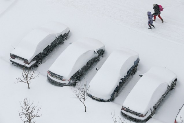 Carros ficam cobertos de neve durante forte nevasca em Kiev, na Ucrânia - 06/02/2017