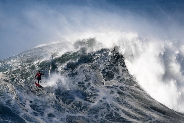 O chileno Rafael Tapia surfa uma onda gigante na Praia do Norte, na cidade de Nazaré em Portugal - 10/02/2017