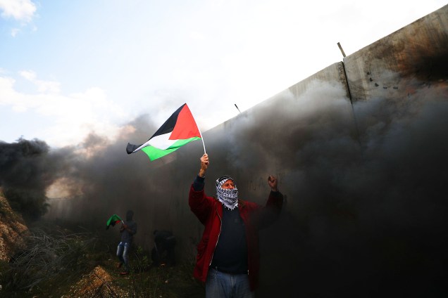 Palestino em protesto no 12°aniversário do confronto com Israel contra o muro da Cisjordânia na vila de West Bank- 17/02/2017