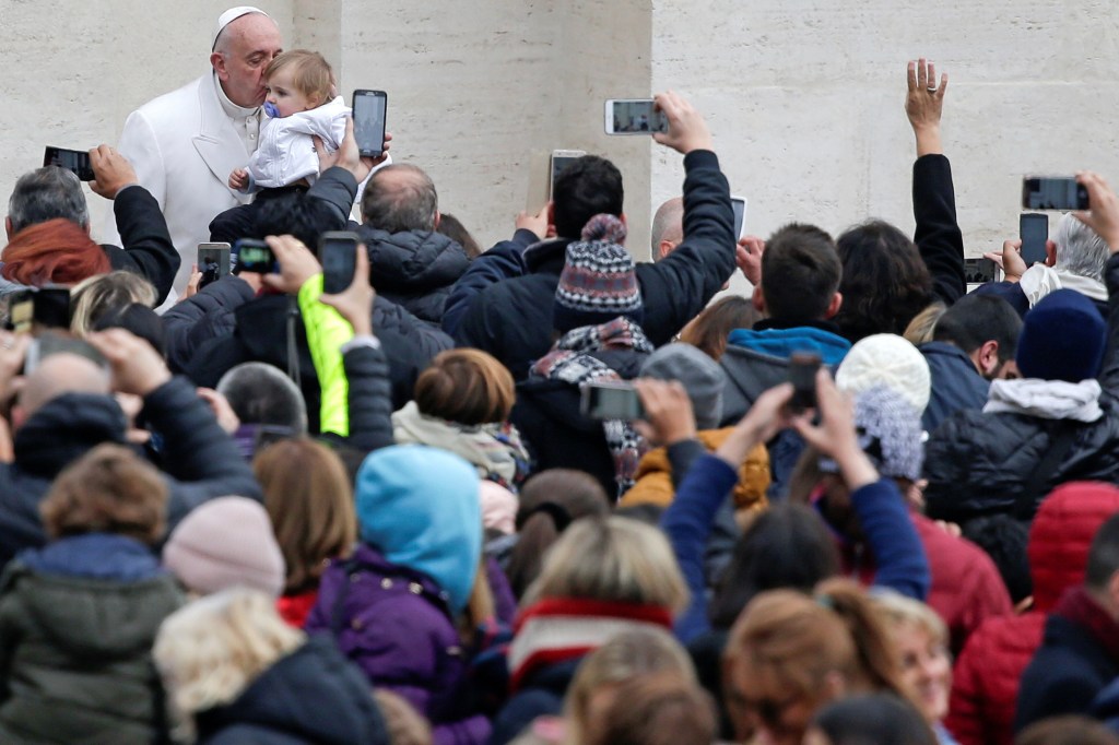 Imagens do dia - Papa Francisco beija bebê durante audiência no Vaticano