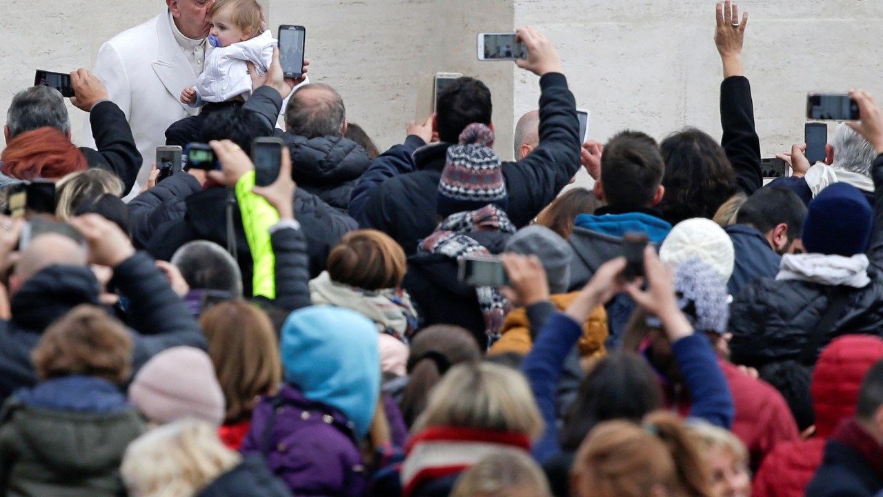 Imagens do dia - Papa Francisco beija bebê durante audiência no Vaticano