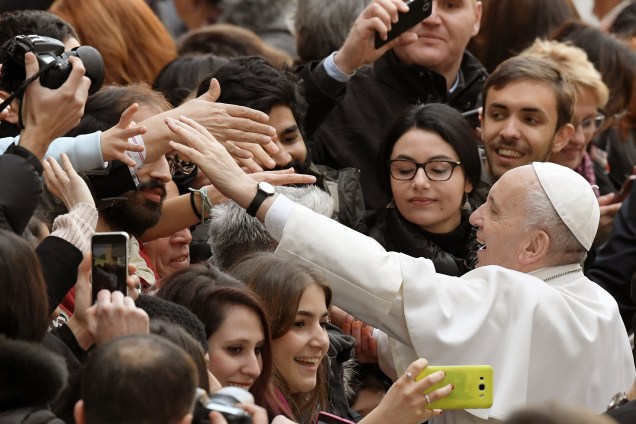 Papa Francisco é cercado para fotos e saudações durante visita à Universidade de Roma na Itália para um encontro com estudantes e professores - 17/02/2017
