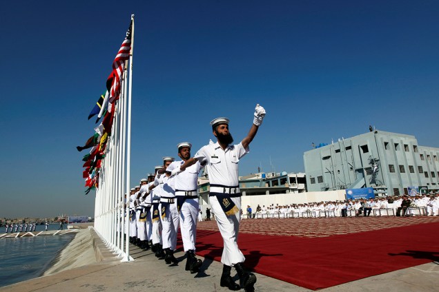 Soldados da marinha paquistanesa marcham durante cerimônia de abertura do Exercício Multinacional da Marinha do Paquistão, em Karachi - 10/02/2017