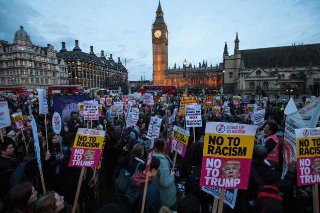 Manifestantes seguram cartazes durante protesto contra a visita do presidente dos Estados Unidos, Donald Trump, ao Reino Unido, na Praça do Parlamento em Londres - 20/02/2017