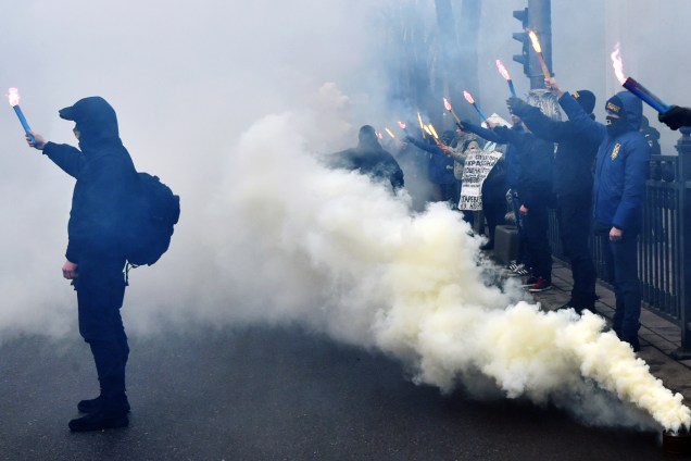 Integrantes de partidos nacionalistas acendem sinalizadores durante manifestação em frente ao Parlamento ucraniano, no centro de Kiev. O ato marca o terceiro aniversário dos protestos pró-UE que derrubaram o presidente pró-Kremlin Viktor Yanukovych - 22/02/2017