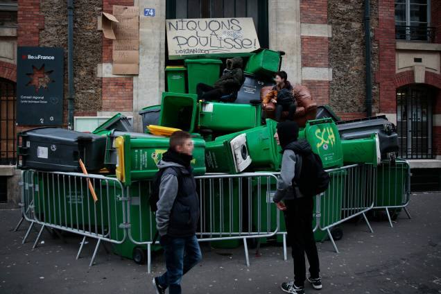 Os estudantes montam barricada com lixeiras durante protesto contra a violência policial, em frente a escola secundária "Lycee Dorian" em Paris - 23/02/2017