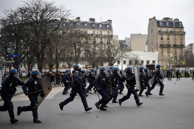 Polícia anti-motim entra em confronto com manifestantes durante protesto de estudantes contra a violência policial, após o suposto caso de abuso sexual de um jovem negro, cometido por membros da corporação em Paris - 23/02/2017