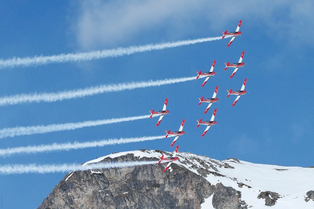 Membros da patrulha acrobática aérea se apresentam em St. Moritz, na Suiça - 17/02/2017