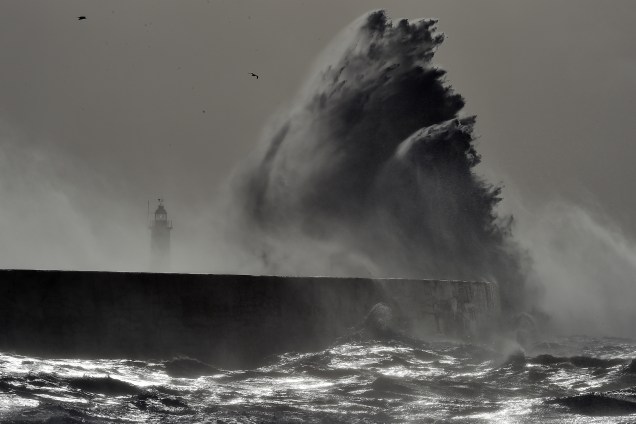 Ondas quebram sobre o farol de Newhaven na costa sul de Inglaterra devido à aproximação da tempestade Doris - 23/02/2017