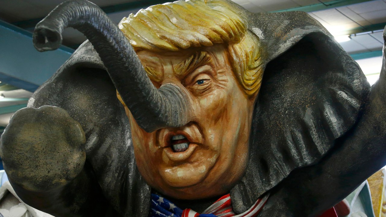 Imagens do dia - Caricatura de Trump é preparada para o Carnaval na Alemanha