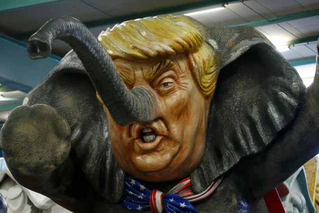 Uma caricatura em papel machê retratando o presidente dos Estados Unidos, Donald Trump, é fotografada durante os preparativos para o desfile de Carnaval em Mainz, na Alemanha - 21/02/2017