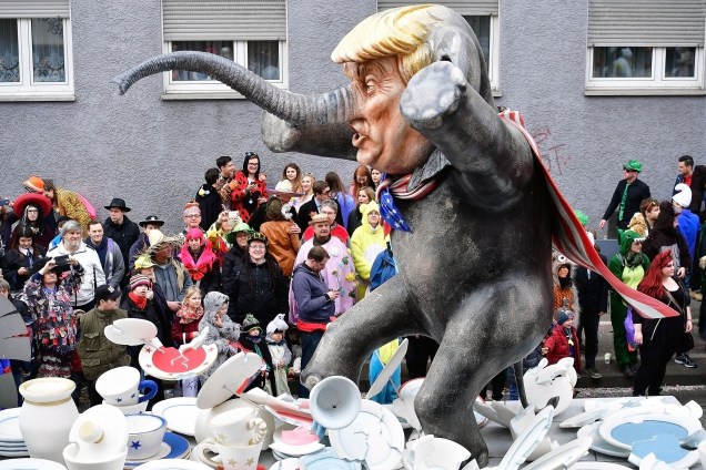 Alegoria satiriza o presidente americano Donald Trump durante o Carnaval de Mainz, na Alemanha - 27/02/2017