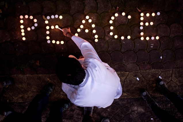 Seminarista acende uma vela pedindo paz durante  manifestação condenando a política de guerra contra as Drogas, empreendida pelo presidente Rodrigo Duterte que já deixou mais de 6 mil mortos em Manila, nas Filipinas - 22/02/2017