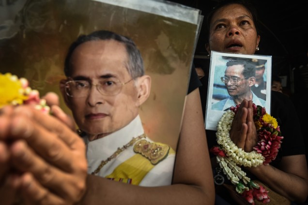 Mulher faz orações com uma fotografia do rei tailandês Bhumibol Adulyadej, falecido em 2016, após uma cerimônia religiosa para marcar o início da construção do mausoléu dedicado ao monarca, em Bangcoc - 27/02/2017